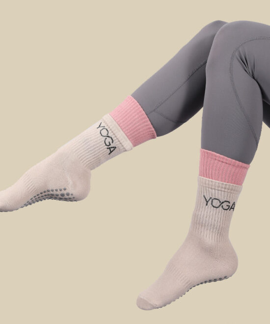 גרביים מקצועיות לפילאטיס שני צבעים - קרם וורוד